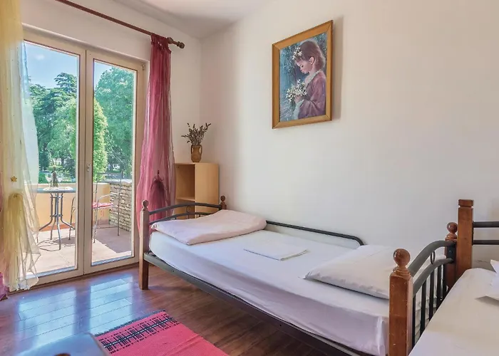 Apartman Cozy Apartment In Pula With Wifi *