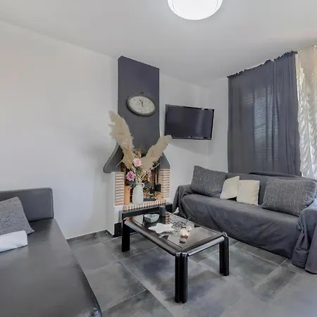 Gorgeous Apartment In Pula Пула